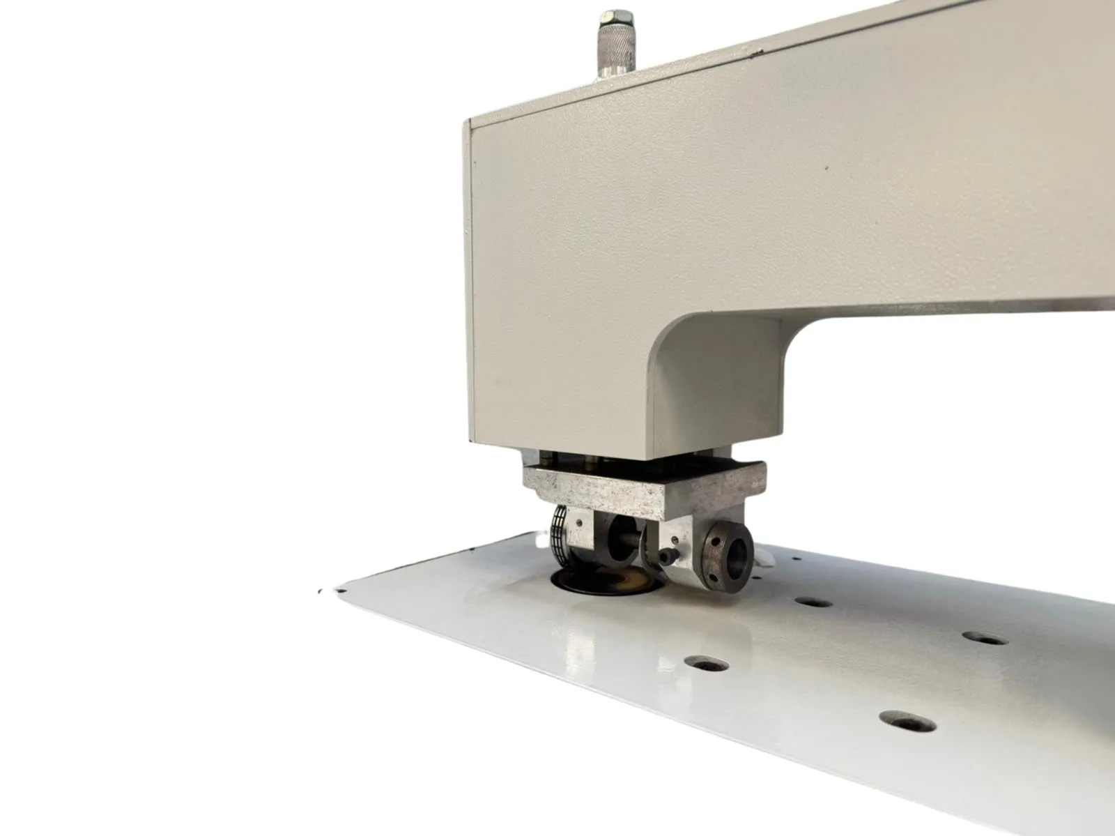 BSU-12 Ultrasonik Dikiş Makinesi Yan Görünüm ve Çalışma Detayı